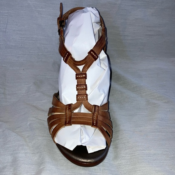 Clarks 8.5 women’s Tan Wedge Sandals with Elegant Lattice Straps - Picture 4 of 16